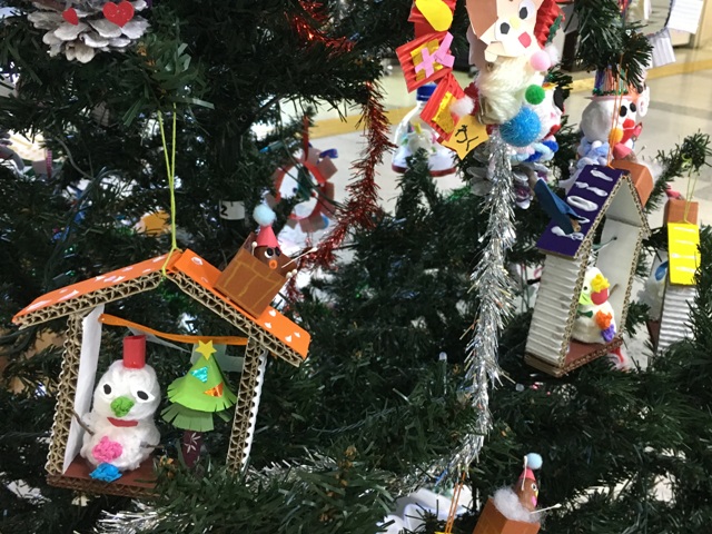 今年も市内の保育所から5歳児のみんながクリスマスツリーを飾ってくれています 人こそ街なり 阪南市議会議員 上甲 誠